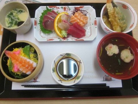 刺身の盛り合わせとちらし寿司のセット