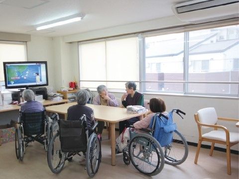 テレビとテーブルセットが配置された共有スペース