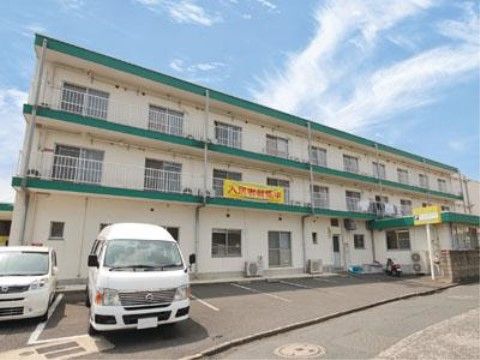 「ケアホーム門司」の外観。３階建ての親しみやすい施設になっている。