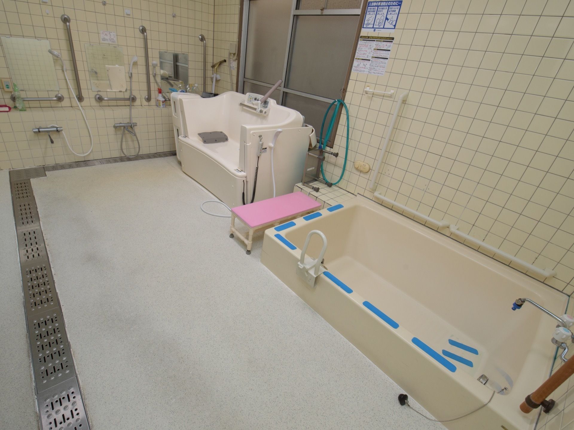 浴室には大きな窓がある。余分な湿気を外に逃がすことができる。プライバシーを保護するために、窓は摺りガラスになっている。