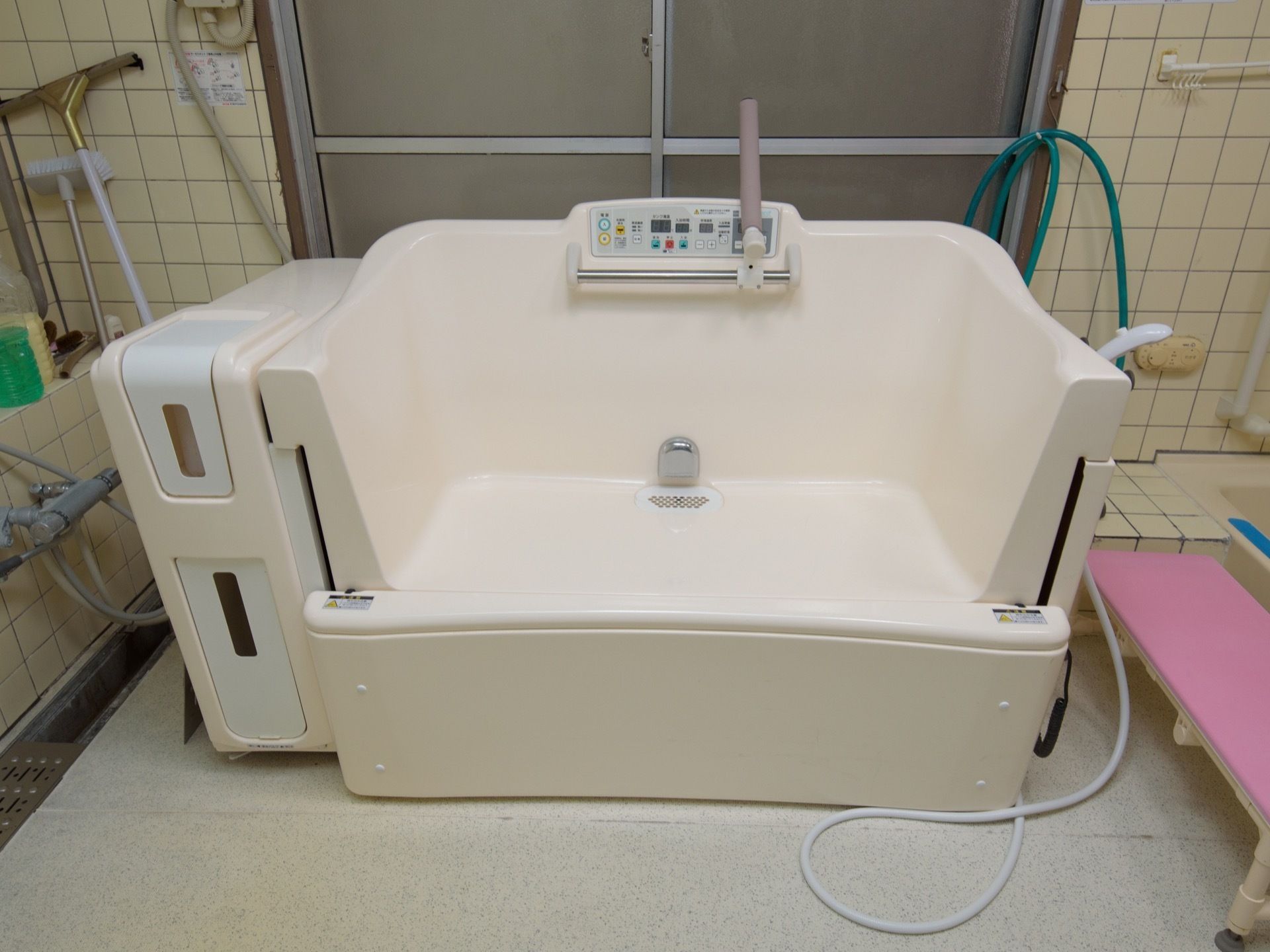 浴室には排水設備をしっかりと設けている。特殊浴槽からの排水があった場合でも、しっかりと排水ができる。