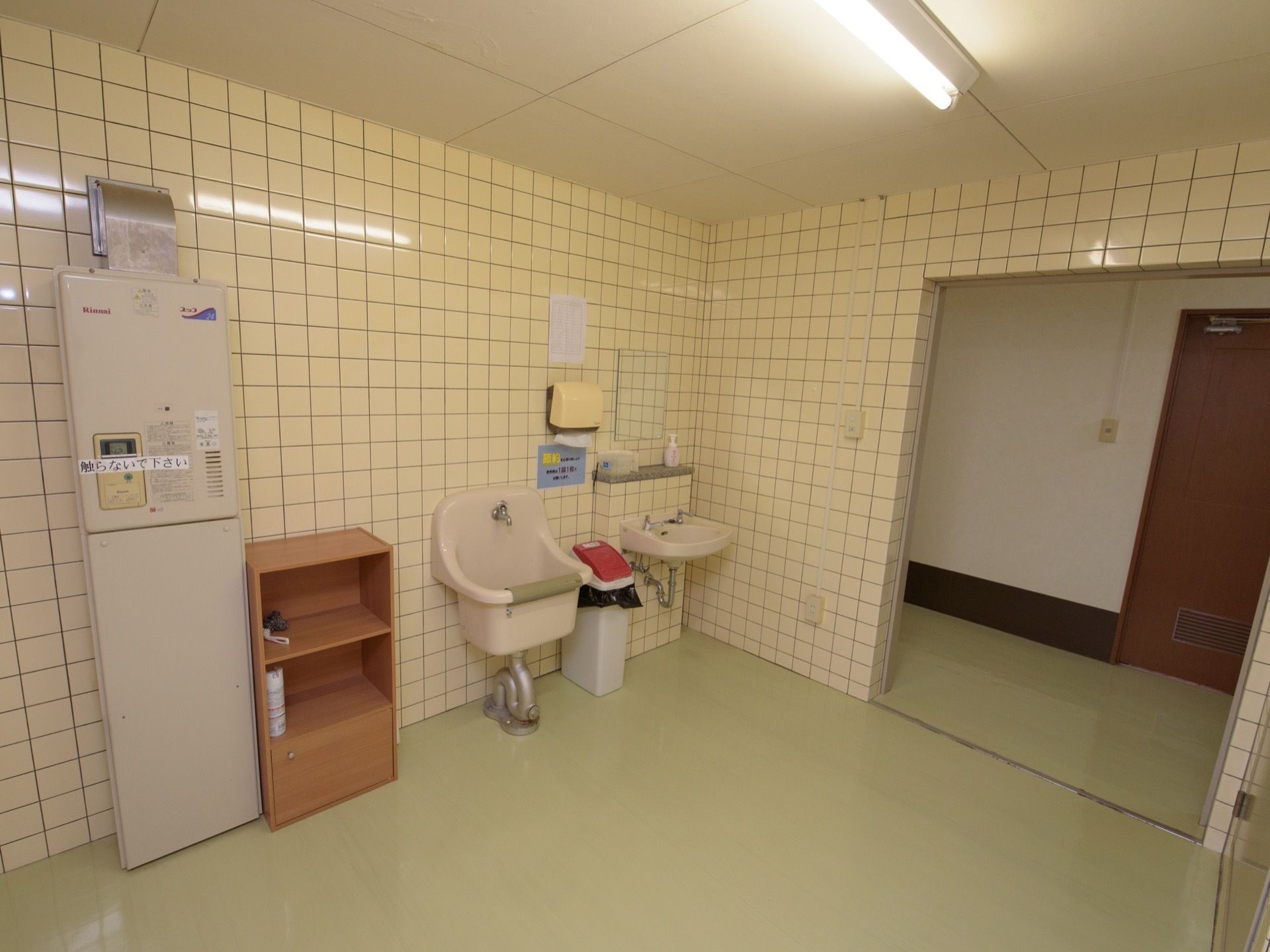 トイレの個室の外に洗面台が１つ完備されている。棚の上には液体せっけんが置かれている。洗い物もできる大きな手洗い場も確保している。