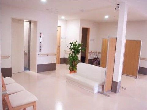 明るく清潔な共有ラウンジ