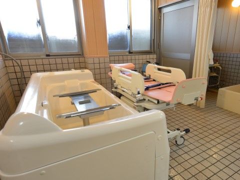 「高齢者介護施設 大地」機械浴室。寝たきりの方や介護度が高い方でも、安心してお風呂を楽しんでいただけます。