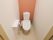 介護の必要がない人のトイレは、手すりが付いていない。高齢者にとって嬉しいポイントは、温水洗浄便座が付いているところである。
