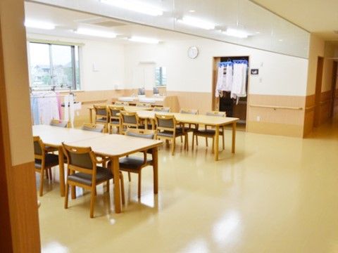 広くオープンなスペースにテーブルが２列に置かれている。椅子と椅子の間隔は、程よい距離である。窓から明るい光が差し込んでいる。