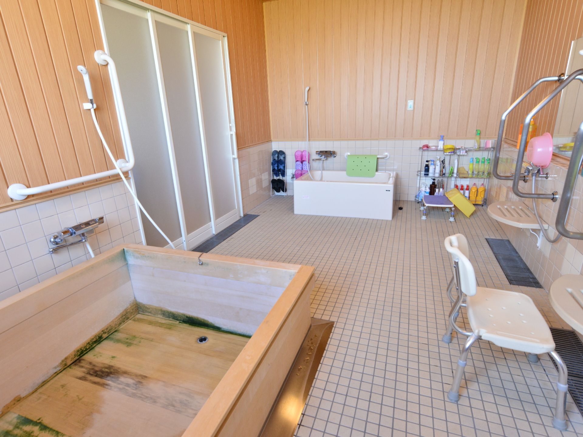 浴室の入り口は3枚の引き戸です。浴槽は大小の2つあり、それぞれに手すりとシャワーが設置されています。