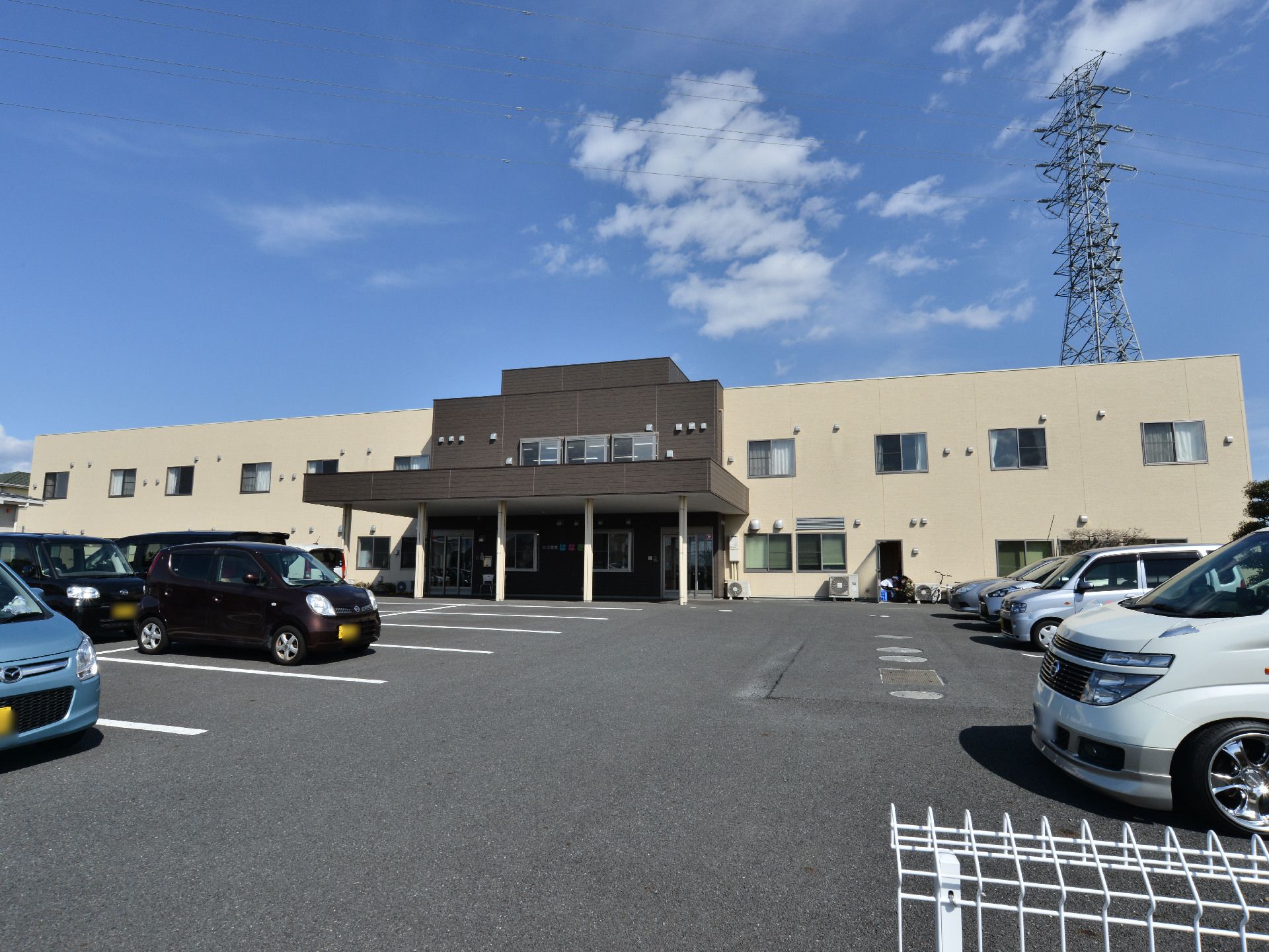 クリーム色の横長の2階建の建物である。広い駐車場を完備している。敷地内には数種類花や木が植えられている。