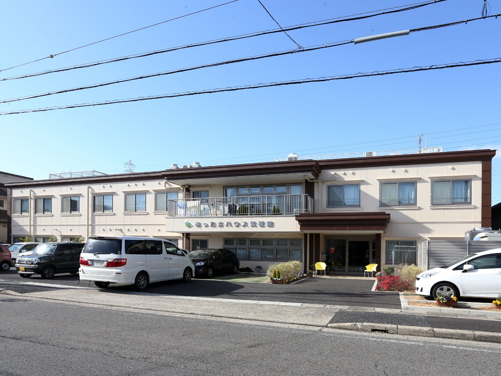 2階建ての建物で、2階中央には大きなバルコニーがあり布団も干せる。駐車場が広く大きいので来訪者には便利。
