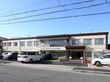 2階建ての建物で、2階中央には大きなバルコニーがあり布団も干せる。駐車場が広く大きいので来訪者には便利。
