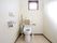 清潔感溢れるトイレには、手すりが付いている。緊急ブザーもついているので、何かあったとき職員をすぐに呼べる。