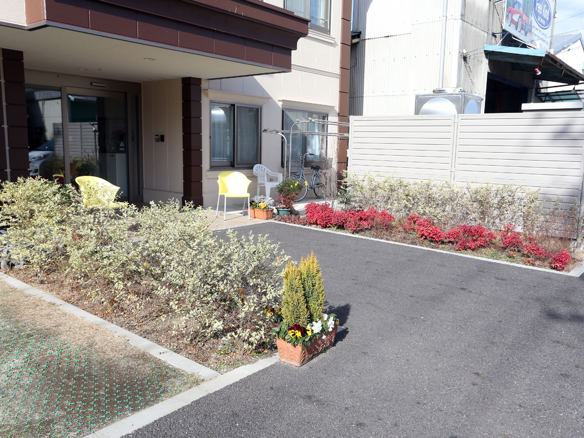 エントランス部分は、花壇やプランターには草木や花が咲き、くつろげる椅子も置いてあるので日向ぼっこに最適。