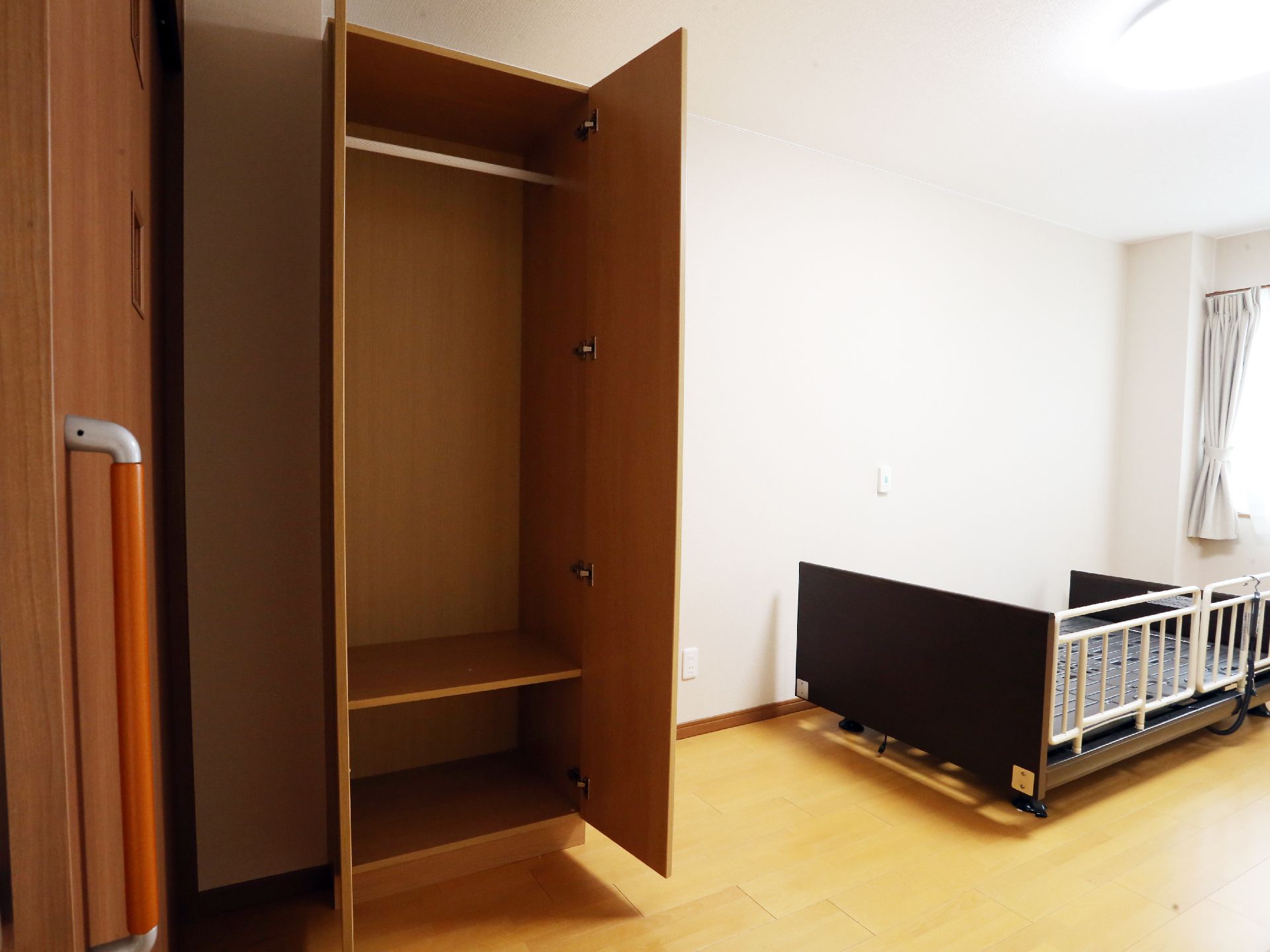 クローゼットは、観音開きで上段にはハンガーで服をかけることができる。下段には、畳んだものを収納できる。