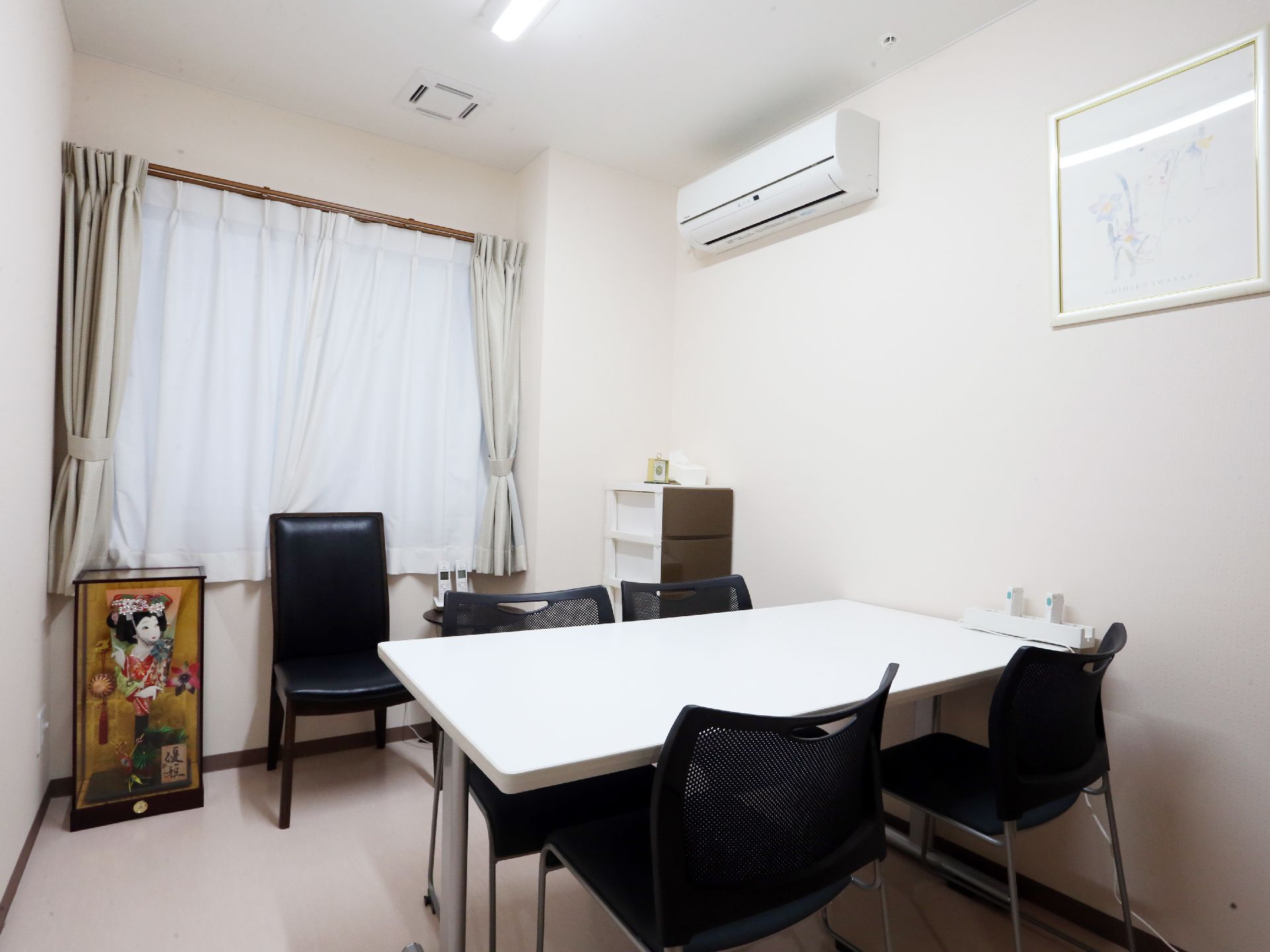 相談室は、利用者の家族と職員が使用する場所。入居の手続きや利用者のことで何か相談がある場合に使われる。