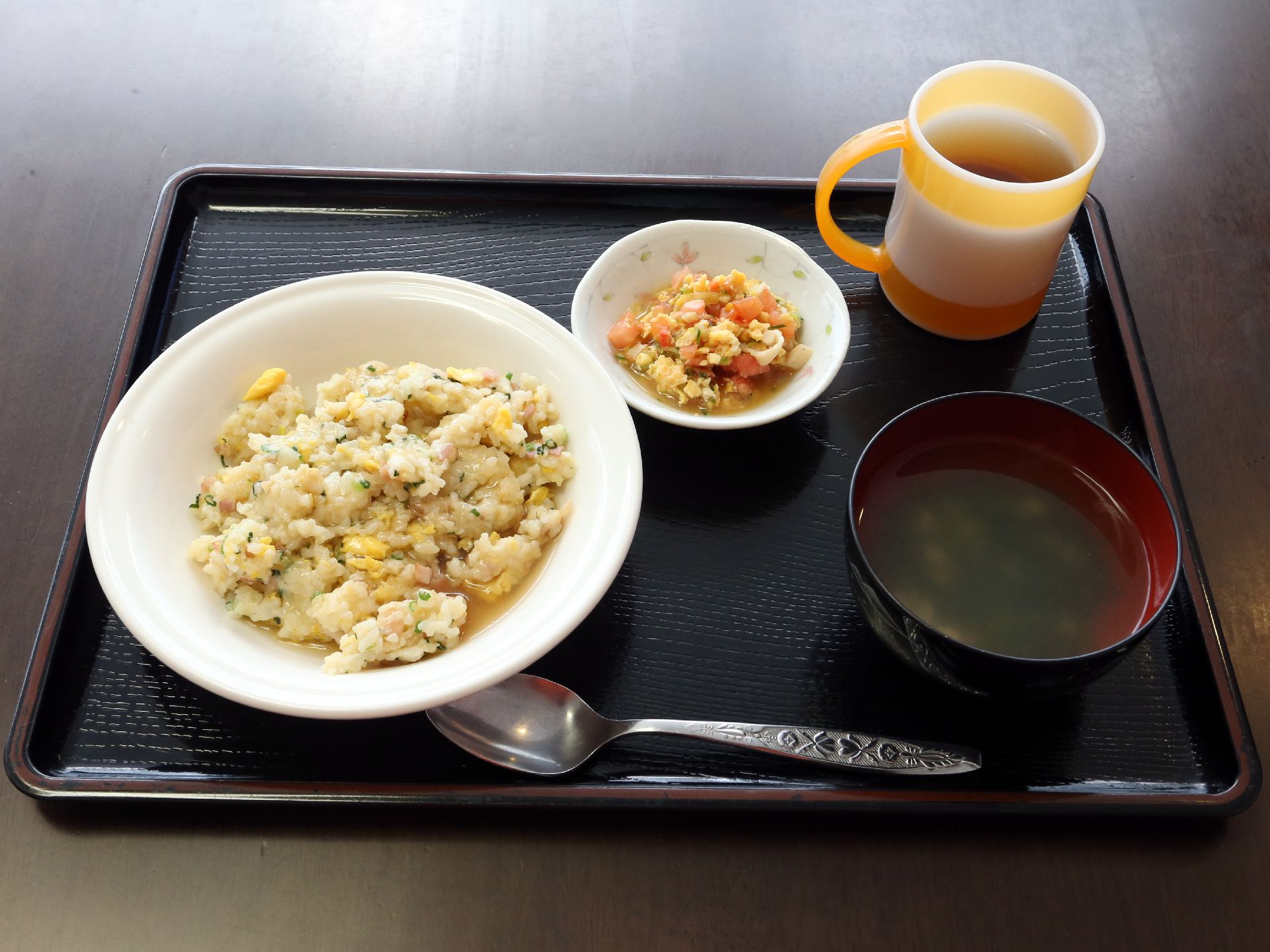 栄養管理士の元、利用者が栄養面や食べやすさなどを考慮した食事。主に主菜、副菜、汁物の3種類で構成されている。