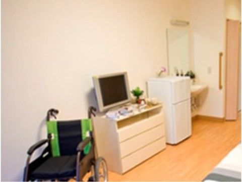 「ラポール壱番館」の居室２。収納やテレビの設置や、冷蔵庫を置いてもスペース幅も十分で車椅子の移動が楽々である。
