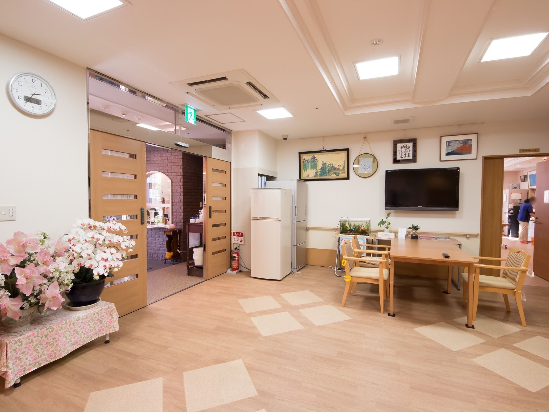 玄関風除室から入ってすぐのところは広間になっている。座席と大型テレビが設けられ、ロビーとしても使えるようになっている。