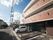 施設は静かな住宅街の中に立っている。建物本体は災害に強い、頑丈な鉄骨造りの３階建てという構造になっている。