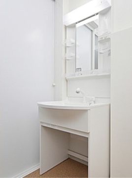 シンプルな作りの洗面台の下部には空間を確保しているので、入居者様が車椅子に座ったまま使用することができる。
