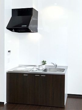 換気扇が大きく、収納スペースが多いキッチン。IHコンロになっているため、安心して使用することができる。