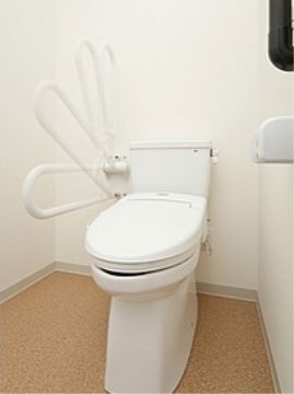 トイレに備え付けられた手すりは可動式になっている。車椅子や介助が必要な入居者様もストレスなく使うことができる広さがある。