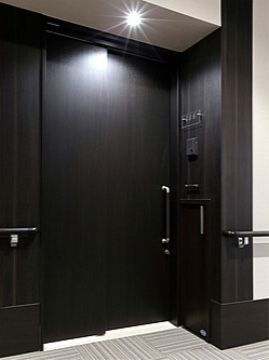 濃いブラウンの木目の玄関はシックでおしゃれ。引き戸になっているため、力をいれずに開け閉めすることが可能。