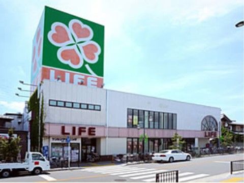 スーパーが徒歩５分の場所にあるため便利になっている。散歩ついでに食品や消耗品、日用品などを購入することができる。