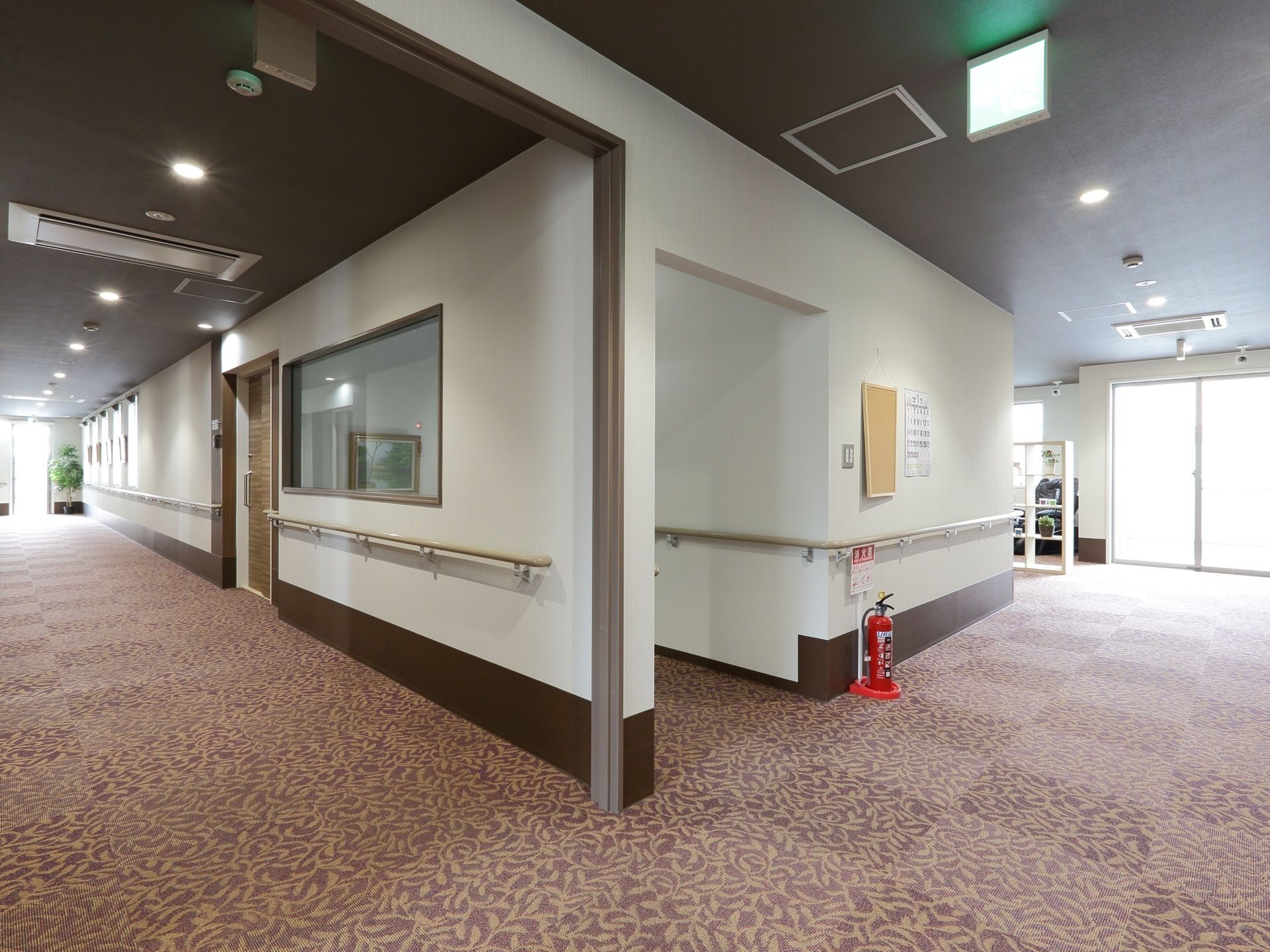 白と茶を基調とした、ホテルのような落ち着いた雰囲気の共用の通路である。通路の幅もかなり広々としており、床もカーペットになっている。