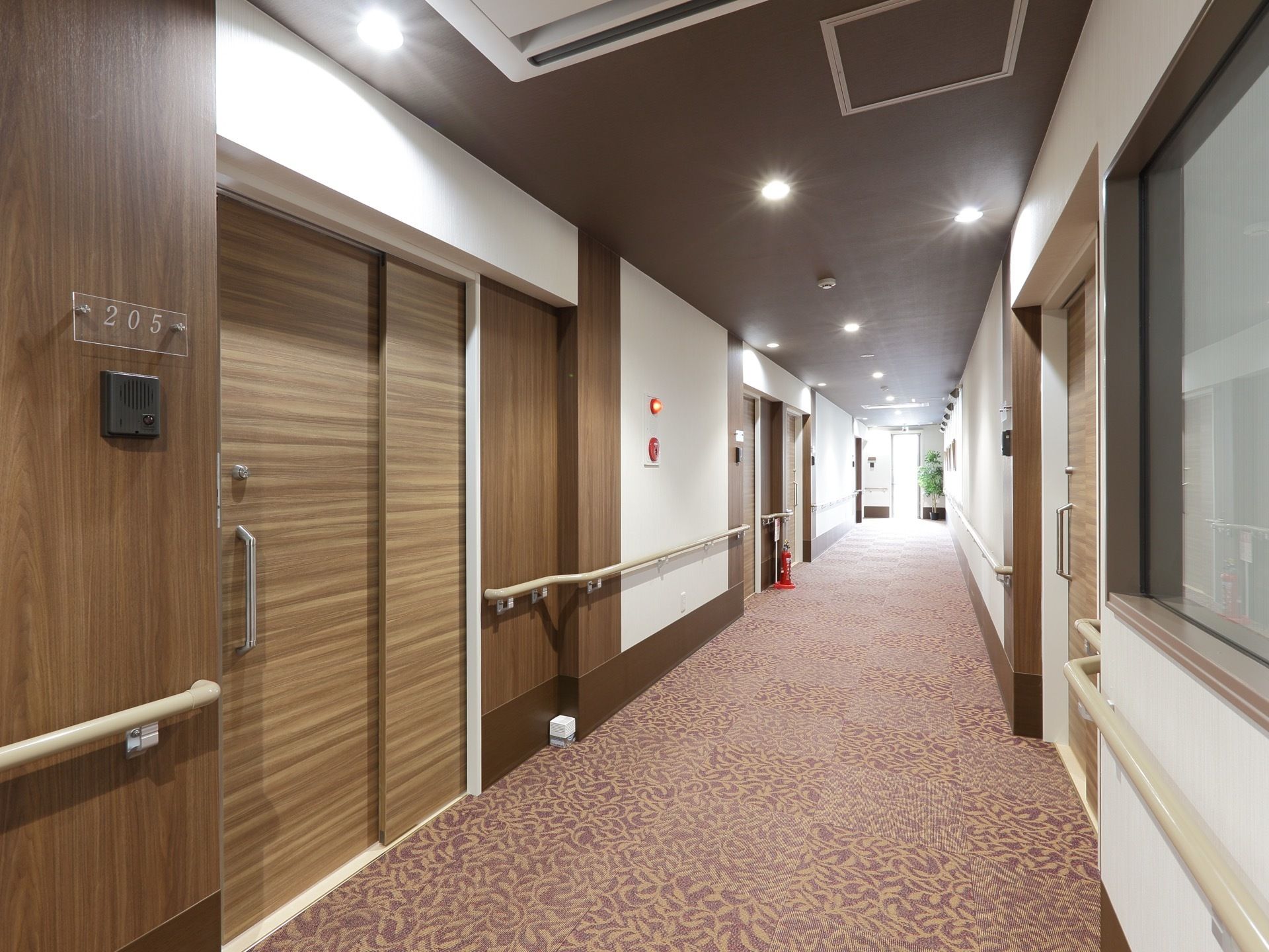 ホテルのような通路には、しっかりと手すりもついている。各部屋にはホテルのような部屋番号、インターフォンも設置されている。