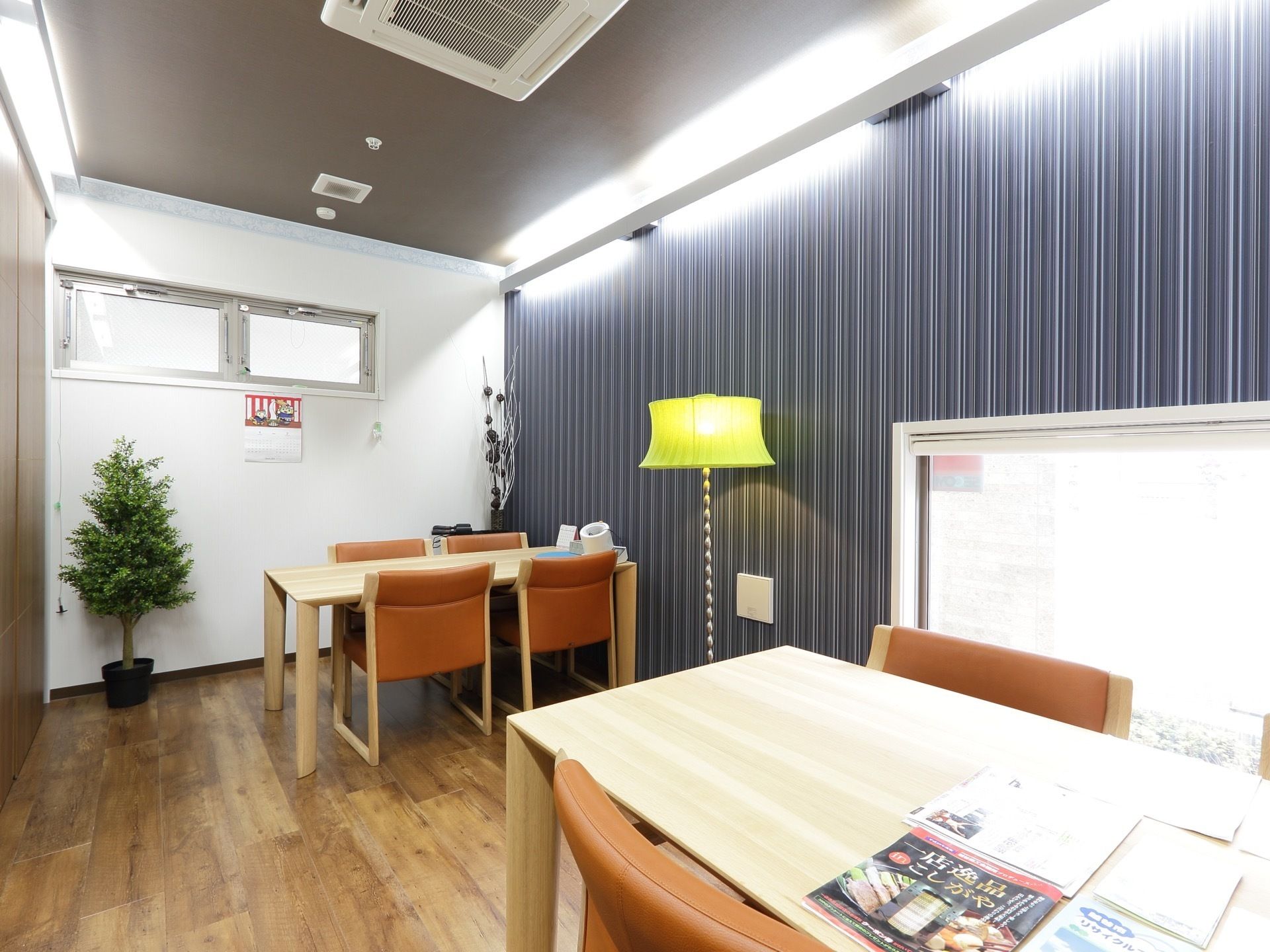 こちらは多目的ルームで、4人がかけられるテーブル席が２つ、用意されている。他の部屋と仕切られており、落ち着いた雰囲気である。