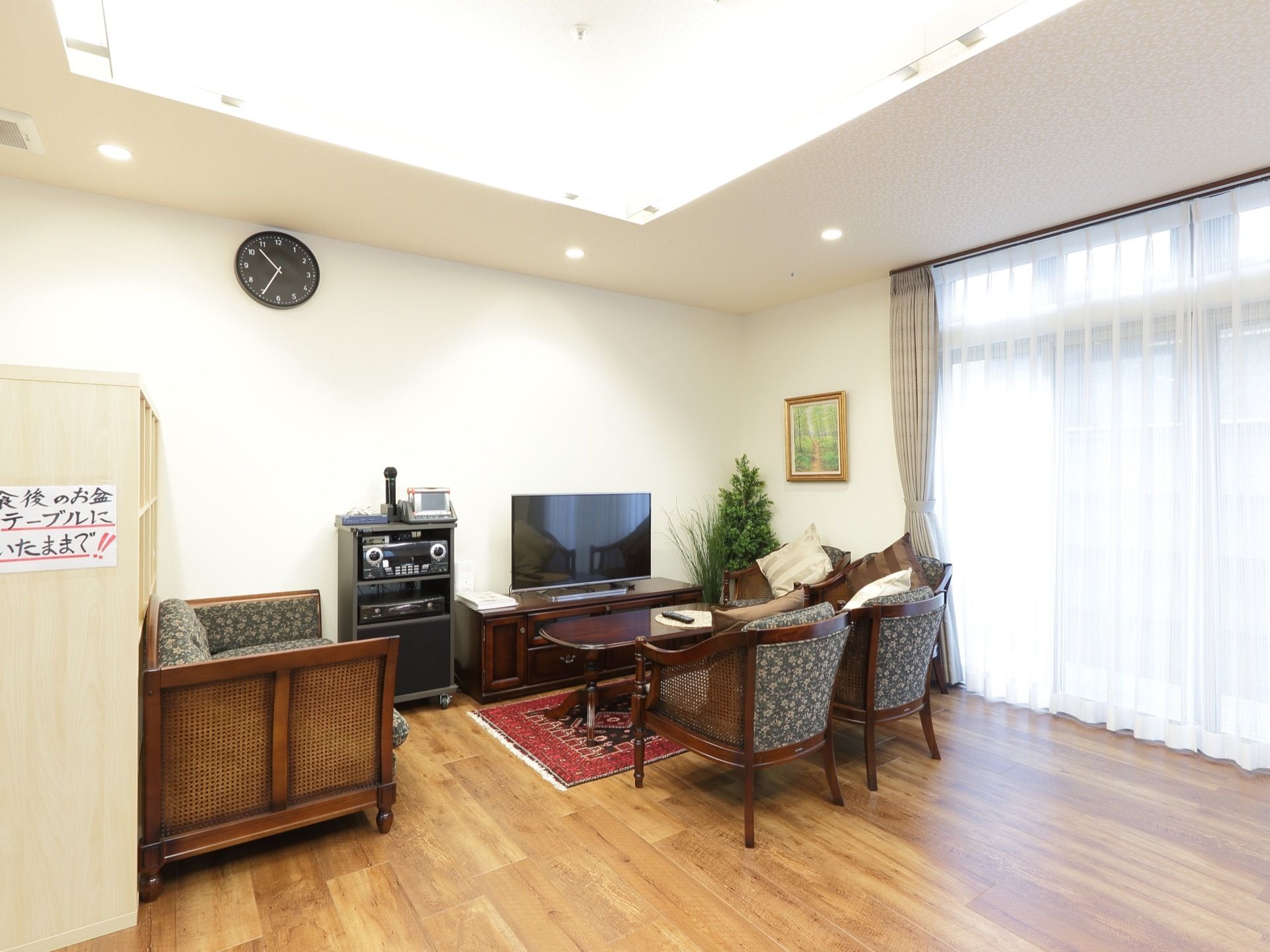 共有で使える談話室は、ホテルのような高級感のあるテーブルとソファだけでなく、テレビやカラオケ機材も置かれている。