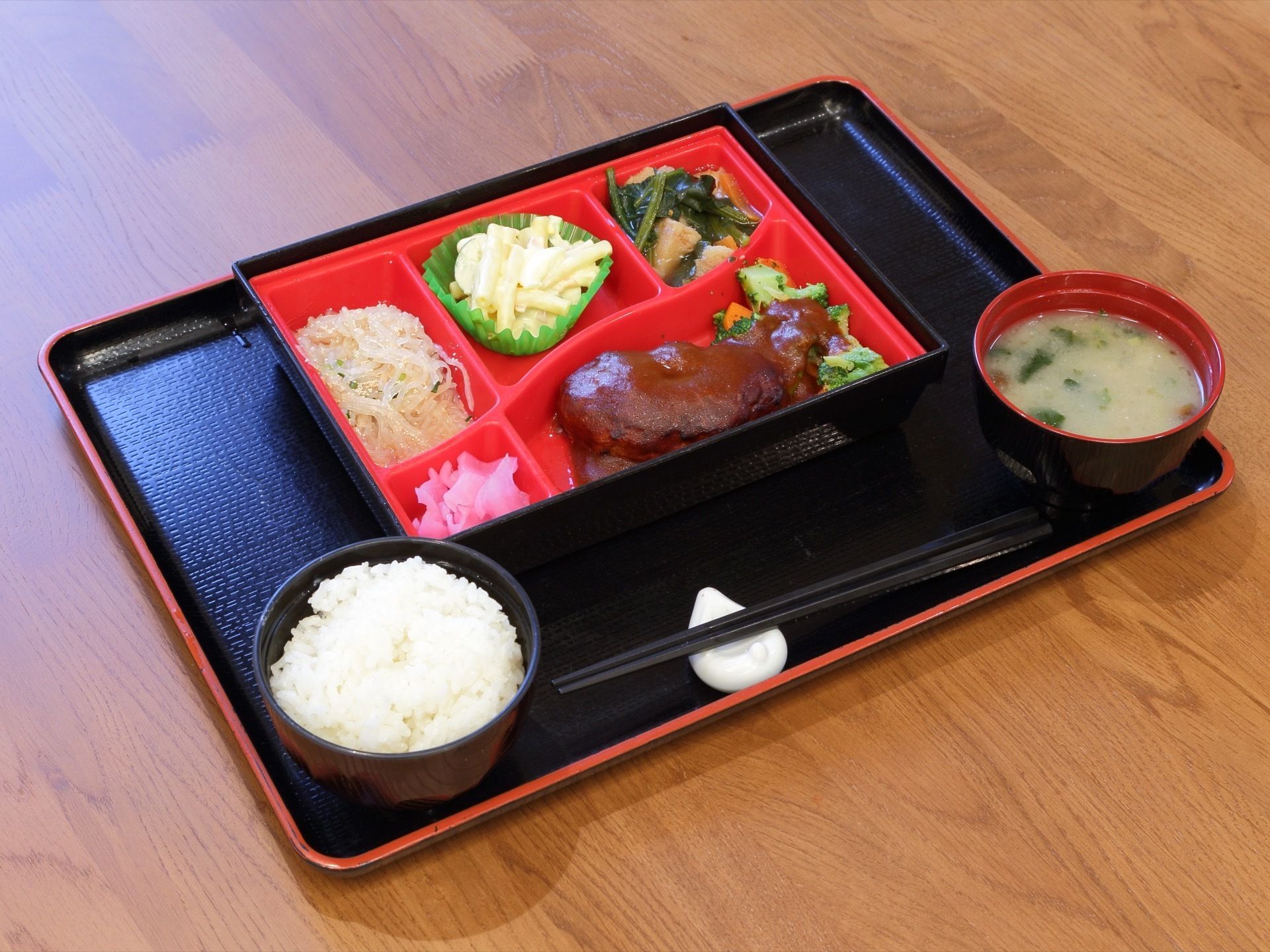 食事は、お味噌汁、ご飯、ハンバーグ、春雨サラダ、マカロニサラダ、柴漬け、ほうれん草の炒め物と品数が多い。