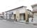 道路沿いにある木造の施設の建物である。出入口は手前から進入し、スロープを通過して入室することができる。