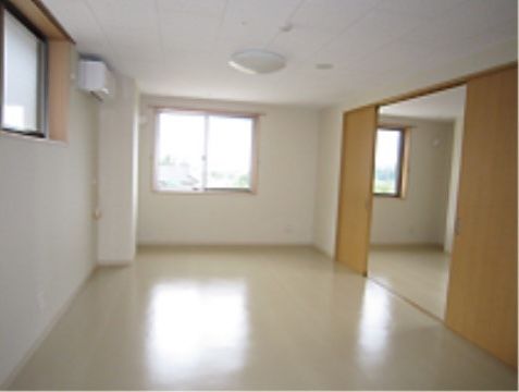 ２間ある居室には、それぞれに窓が付いている。部屋の間には、引き戸があり、開け放っても、仕切っても利用できる