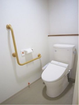 トイレには緊急用の呼び出しボタンが設置されている。紐がついているので、転倒やの際も簡単に押すことができる。