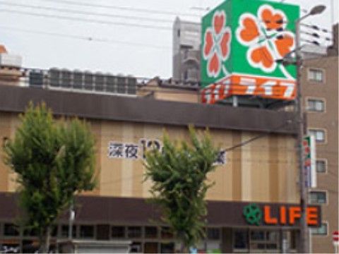 グループホーム 文の里の周辺環境。大型商業施設のライフが近くにございます。日々の生活でお買い物をお楽しみいただけます。