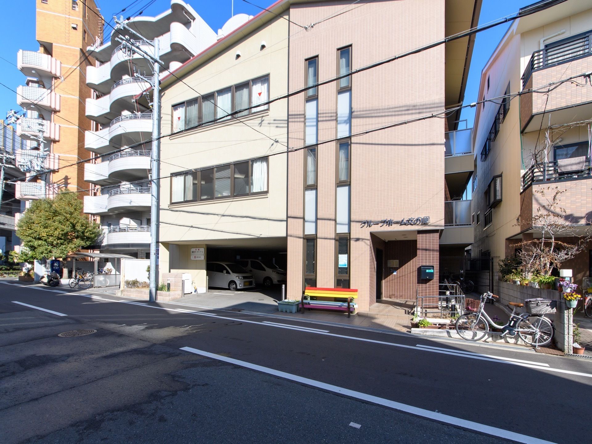 ３階建ての建物で1階は駐車スペース、２階と３階は居住スペースである。近隣は閑静な住宅街で落ち着いた佇まいである。
