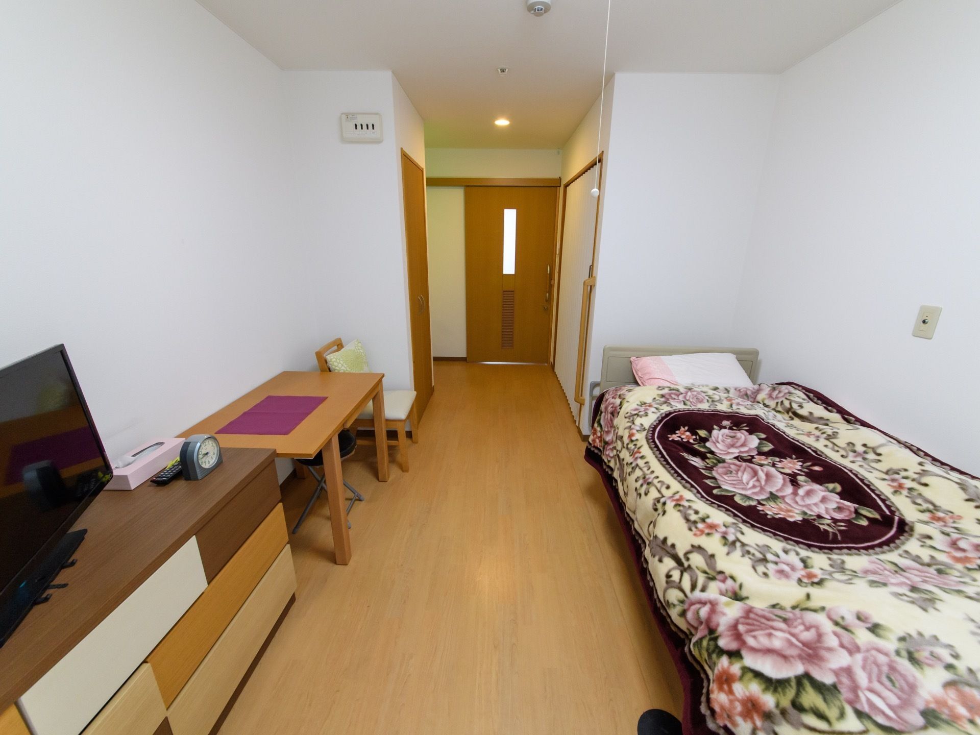 縦長の部屋で机や椅子、タンスなどが設置されている。ベッドがちょうどよく収まるように設計された部屋である。