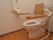 様式で、手すりと背もたれが取り付けられている。両脇の手すりは可動式で、トイレットペーパの上のは呼び出しボタンがある。