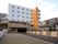 「MYM 1st STAGE」の施設外観。６階建ての、マンション型施設であり、看板が分かりやすくなっている。