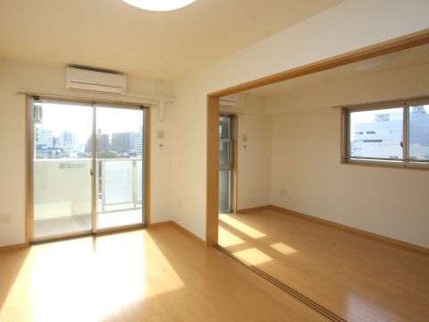 「MYM 1st STAGE」の居室。二面の窓からの日光が入りやすく、居室を気持ちよくしてくれる。