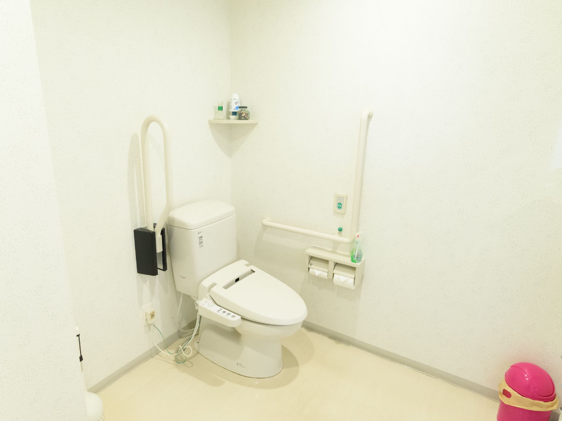 トイレの壁には黄緑色の押しボタンを設置している。緊急の際などにはボタンを押してスタッフを呼ぶことができる。