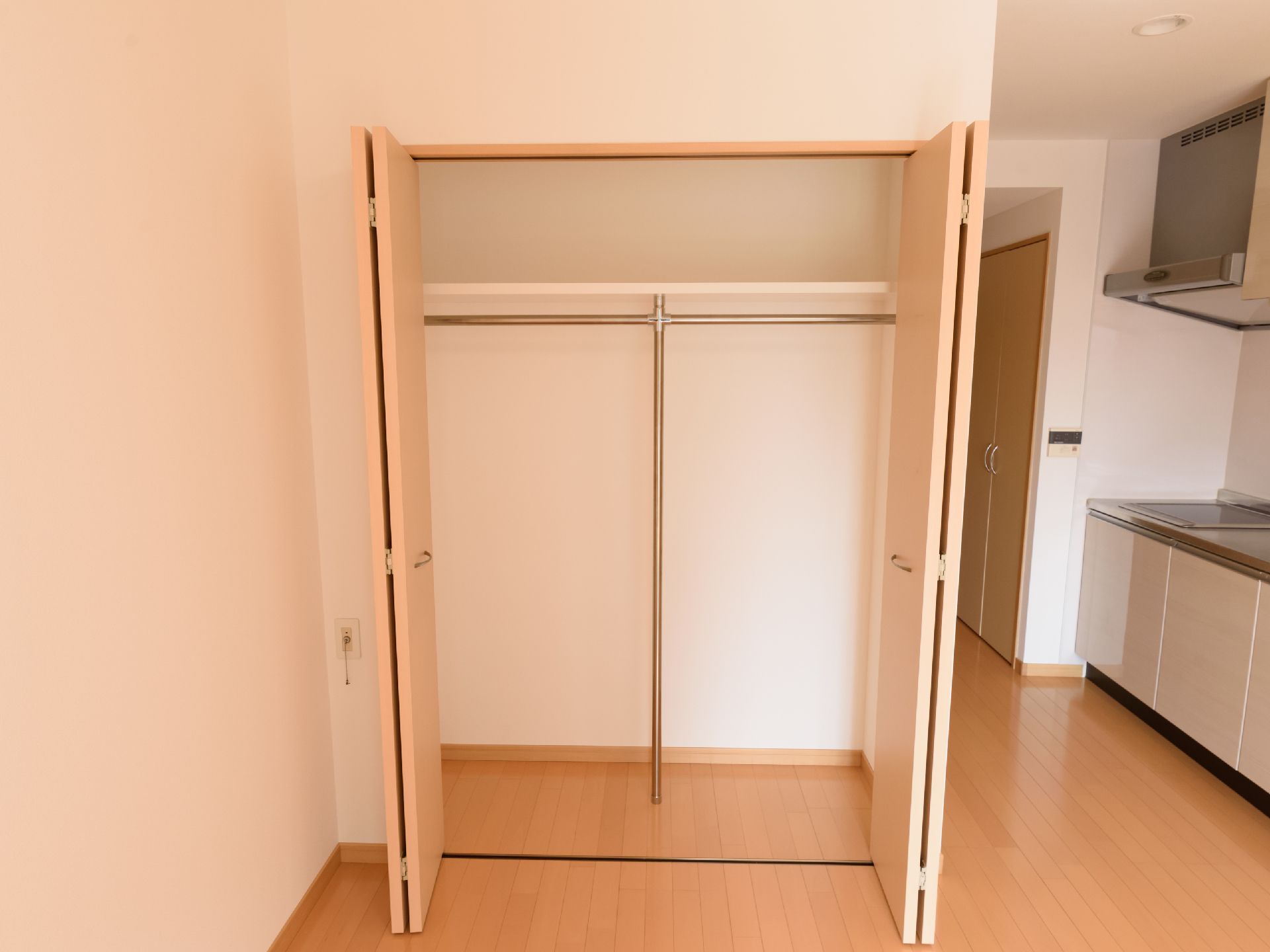 両折戸付きの収納である。開口時には間口を大きく確保出るため、箱詰めなどの大きな荷物を収納することが可能である。