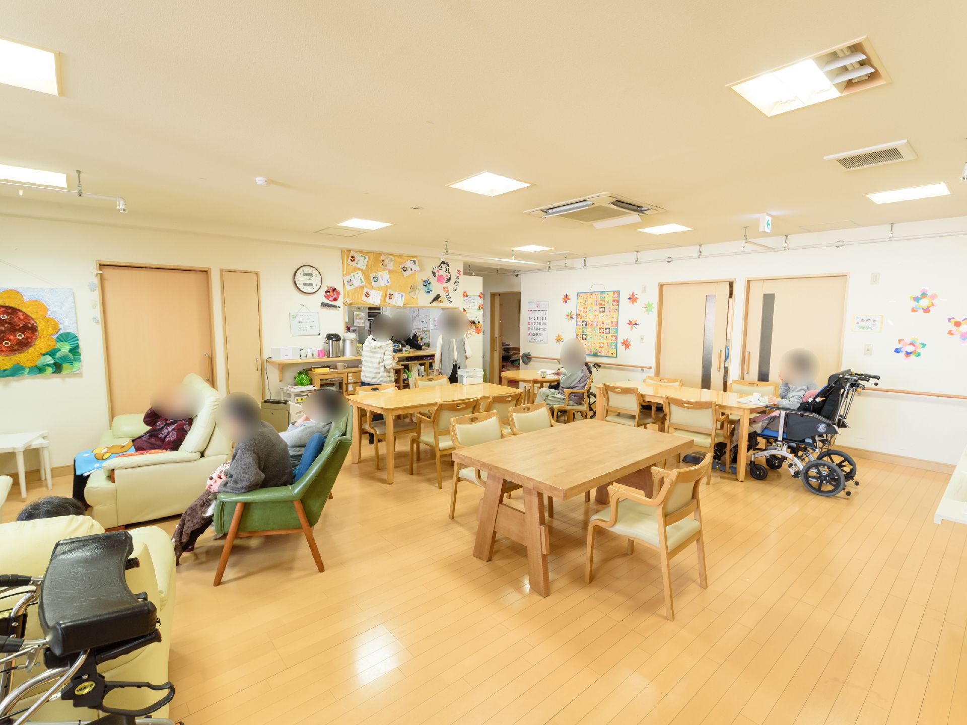 小規模多機能のテーブルは動線を考慮した配置にしている。入居者様は衝突の心配なく安全に通行することができる。