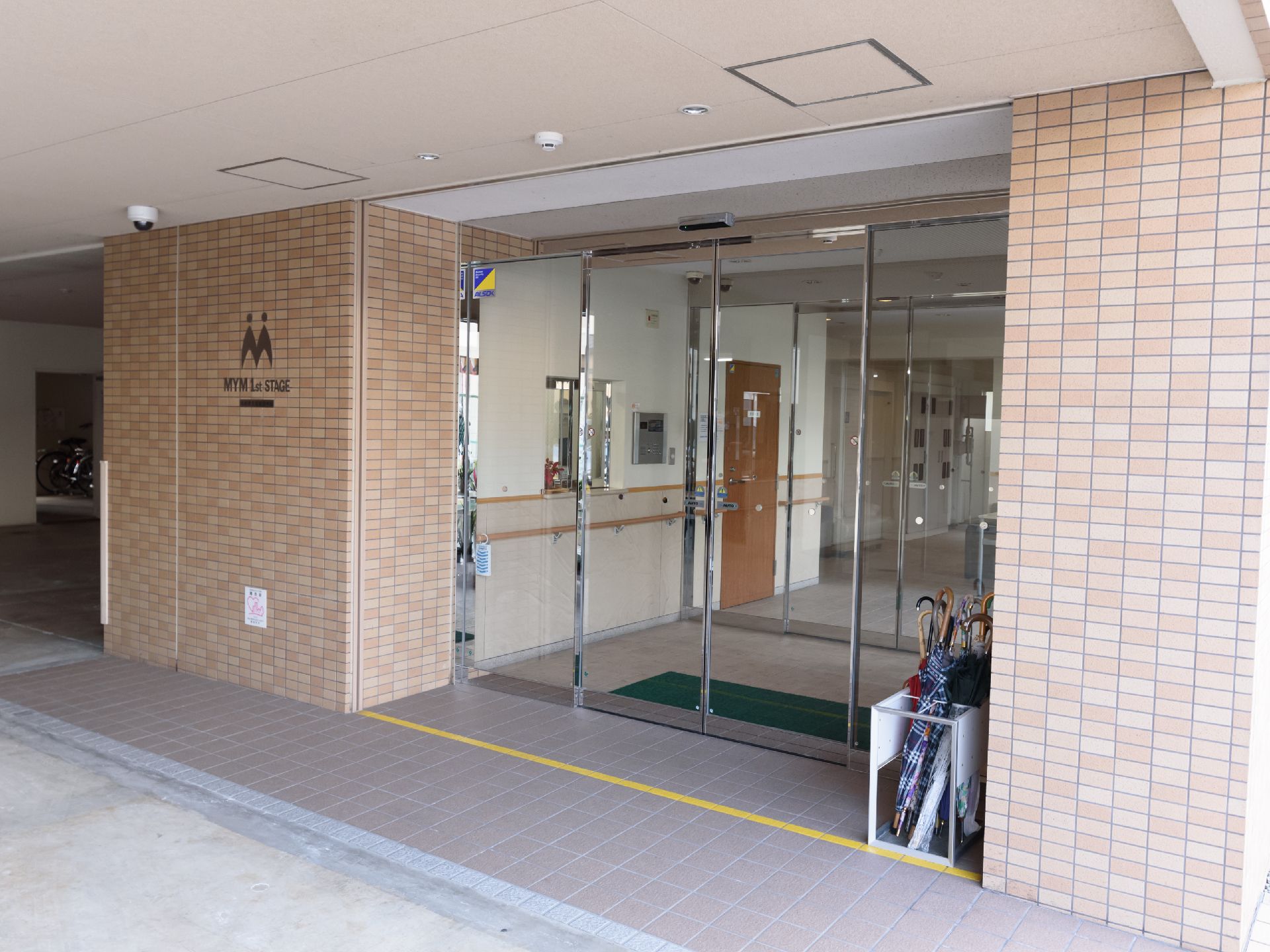 施設の出入口は透明ガラスを採用した引分け戸がある。そのフレームはメッキ製で高級感のある雰囲気となっている。