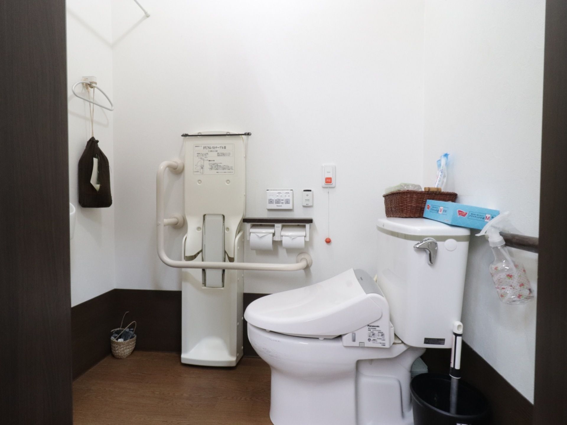 トイレは温水洗浄便座付きで、操作パネルは壁に取り付けている。急な体調変化に配慮してナースコールを完備している。