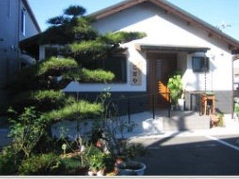 和風の趣がある外観である。玄関の前には松が植えられており、ちょっとした日本庭園のような佇まいである。