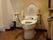 ウォシュレットトイレの両脇には手すりが敷設されている。右手の壁には手すりとトイレットペーパーも設置されている。