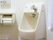 トイレの個室中に設置されている小さな手洗いシンクである。上部のボタンを押すと水が出てくるタイプである。