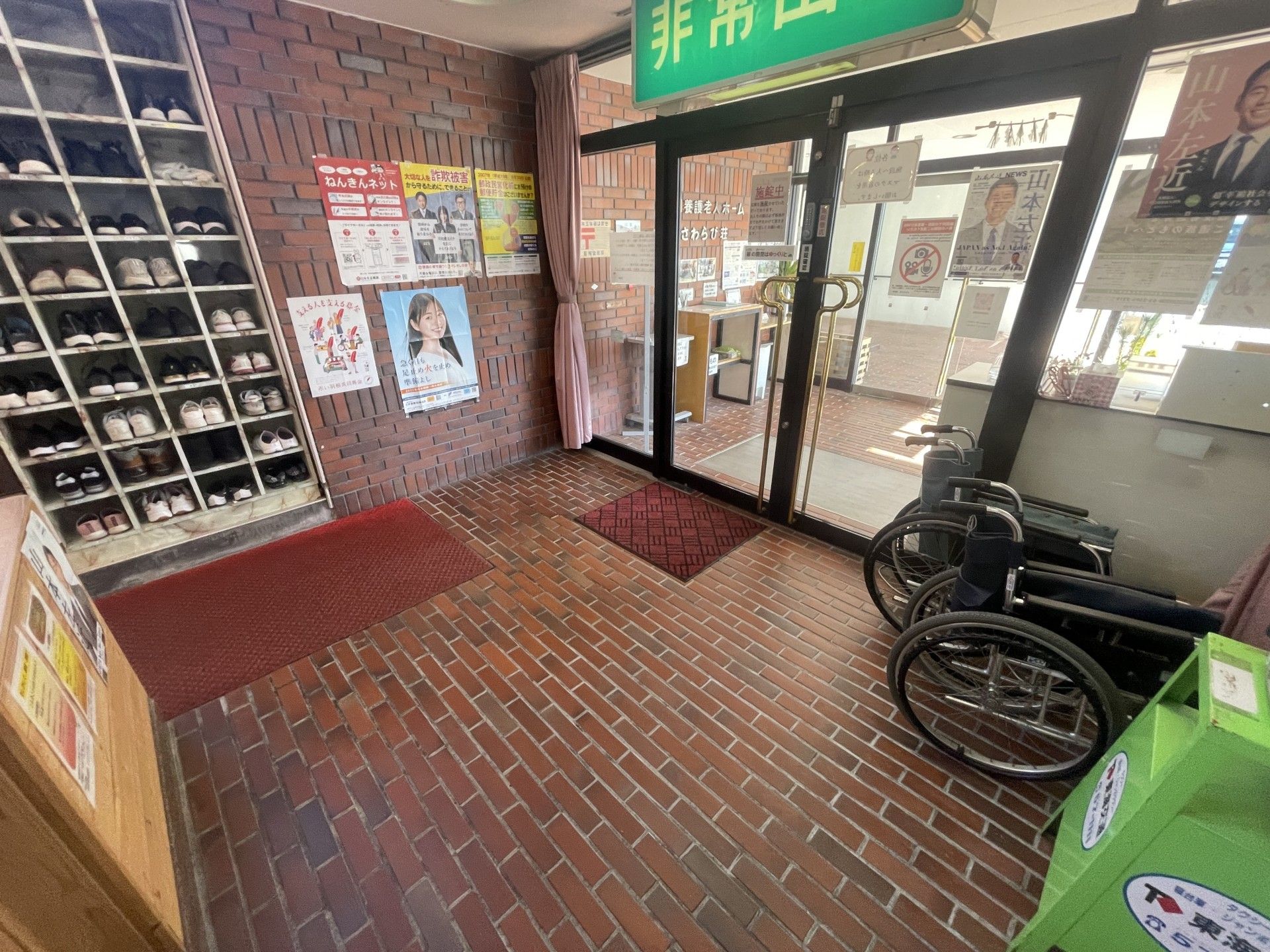 靴箱と車椅子のある入口